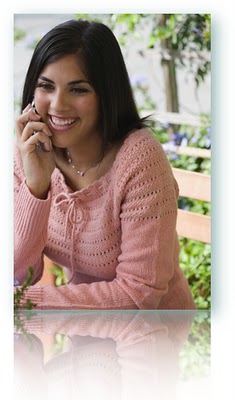 ¿Necesita pedir dinero prestado? Vamos a ayudar! A Hispanic woman applying for a instant loan by phone.